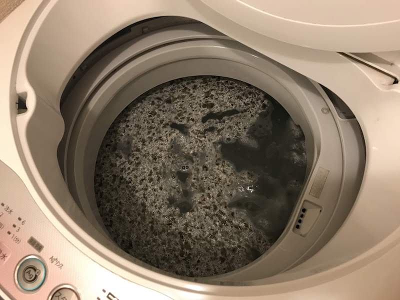 大量の黒い汚れが浮く洗濯機