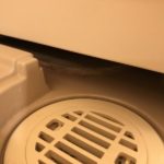 ユニットバスの下の汚れを簡単に掃除する方法！【カビ・チョウバエ対策】