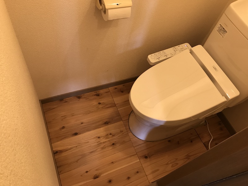 トイレを無垢フローリングに｜賃貸アパートでもできる方法！