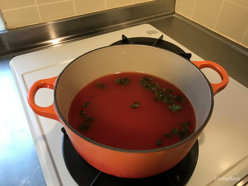 鍋にスープを作る