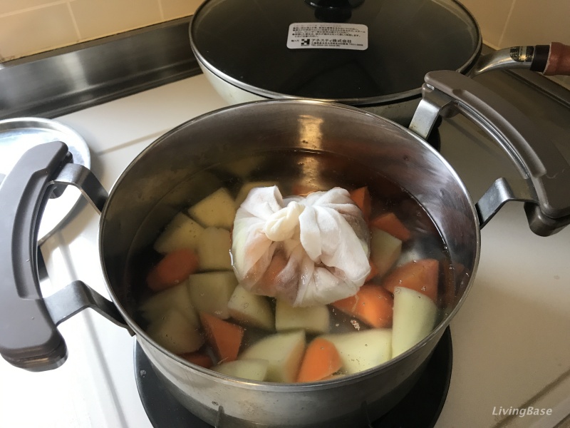 鍋で野菜を煮込む