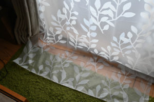 【5度上昇】断熱カーテンの効果が凄い！窓からの冷気・寒さ対策