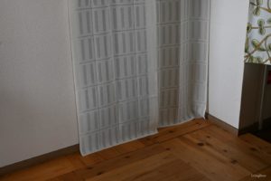 玄関に断熱カーテンを付けよう！寒さ対策に効果的【賃貸にも】